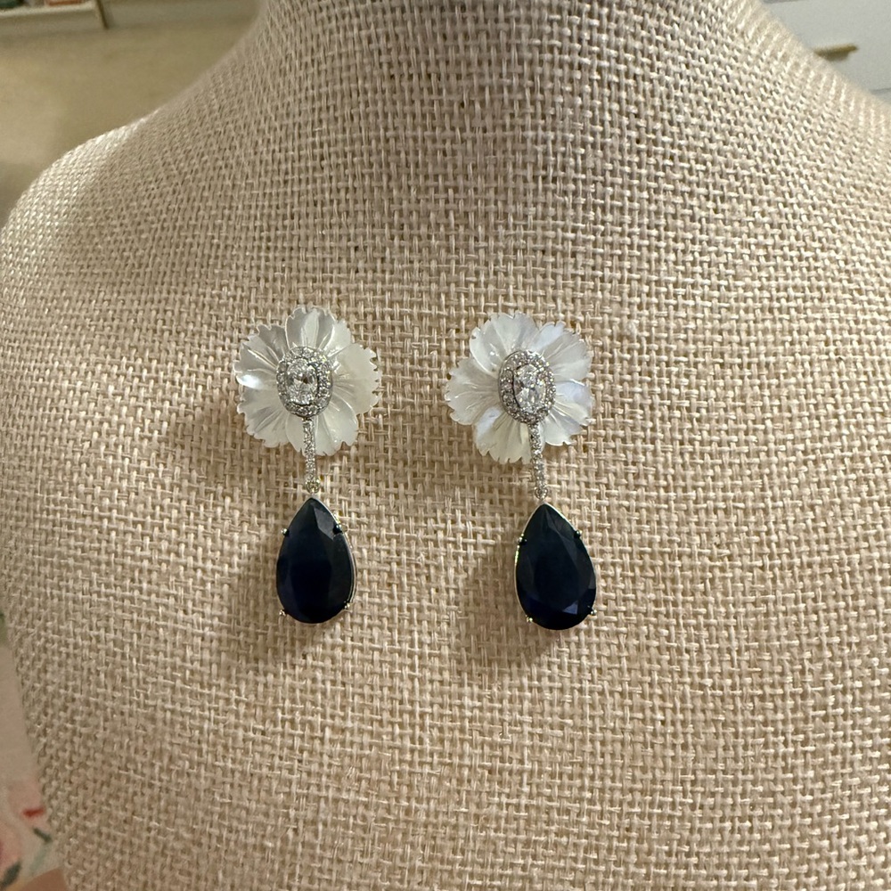 Elegant Black‎ and White Floral Drop Earrings